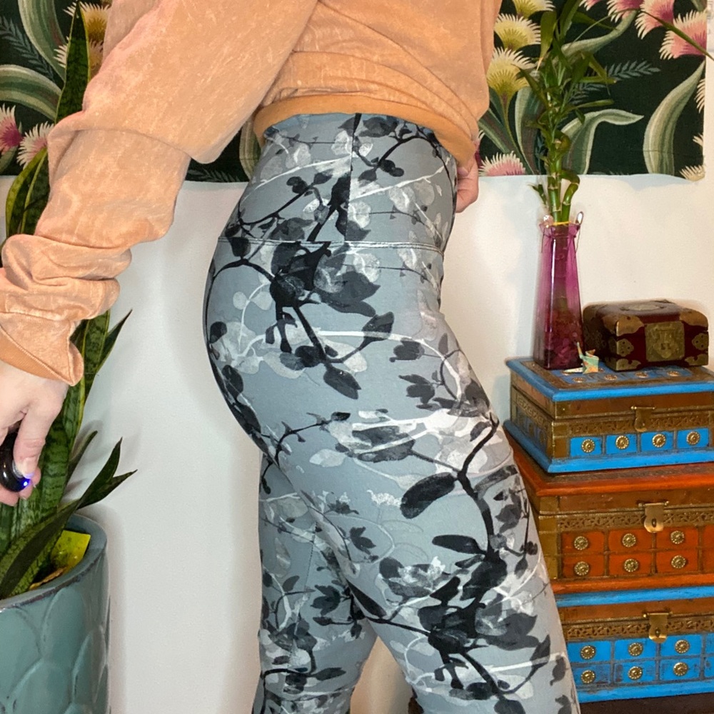 ‼️SOLD on CURTSY‼️Grey Botanical Gypsy Leggings